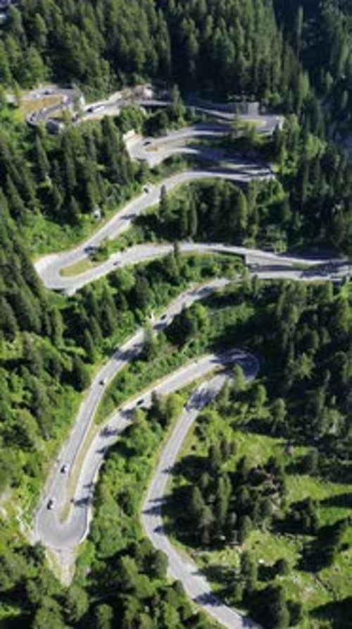 Vue par Drone de la route sinueuse du col de Maloja dans les Alpes suisses