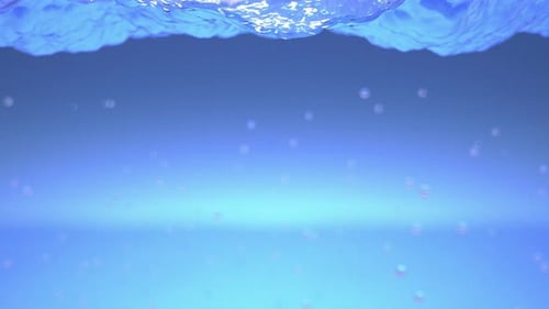 Klare Wasseroberfläche, Spritzwasser aufsteigend. Hellblau unter Wasser, das den ganzen Bildschirm ausfüllt. Wellenförmiges Meer in Zeitlupe