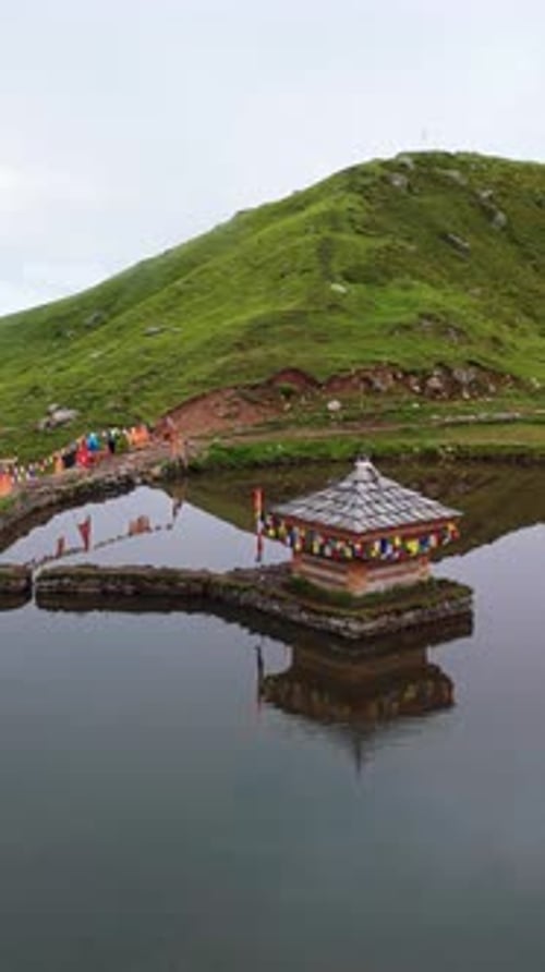 Vue Cinématique Aérienne du Temple de Yulla Kanda au cœur de l'Himalaya
