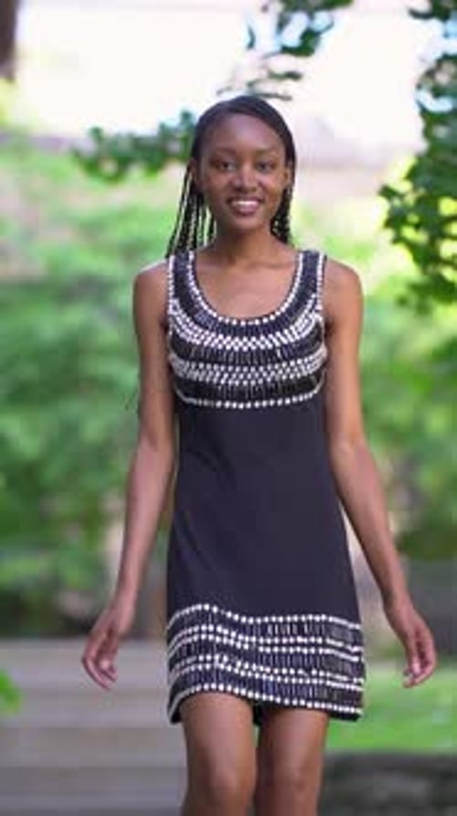 Une jeune mannequin africaine marche au ralenti