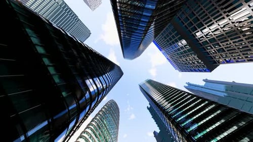 Retraso en el edificio de oficinas en el centro de negocios de la ciudad