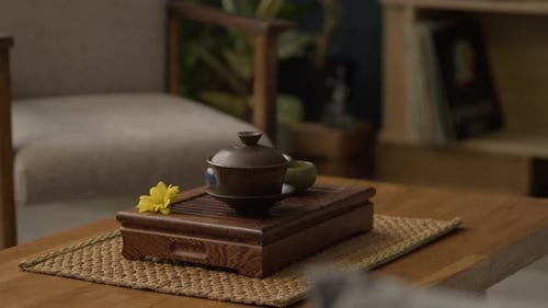 Gaiwan con tapa y tazas de té en bandeja de té Gongfu de madera para ceremonia en casa