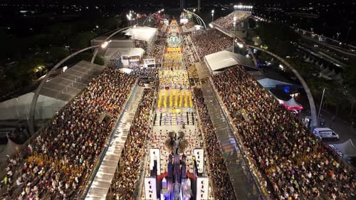 Famoso desfile de carnaval no sambódromo do Anhembi, no centro de São Paulo, Brasil.