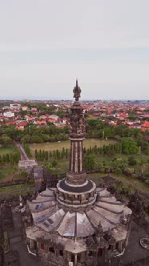 Vue aérienne verticale du monument de Bajra Sandhi mettant en valeur sa grande structure et l'aménagement de son jardin