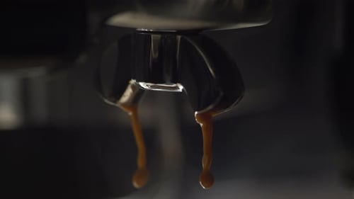 Slow Motion Espresso Flow with Thick Crema Formation