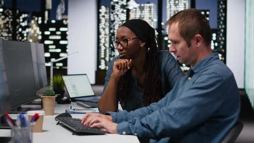 Ingenieurteam im Büro arbeitet daran, Fehler in KI-Systemen mithilfe des Computers zu beheben