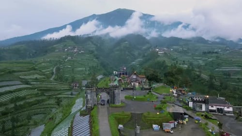 Vue aérienne du parc touristique « Negeri Kahyangan » avec vue sur le mont Merbabu brumeux. Destination touristique