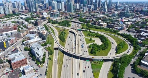 Brillante día de verano en la soleada ciudad de Chicago, Illinois. Hermoso paisaje urbano con una amplia carretera de varios carriles