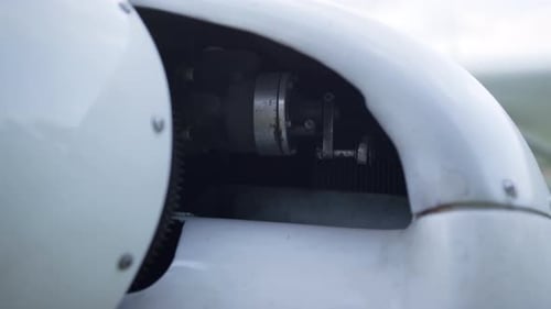 Nahaufnahme Das Triebwerk eines kleinen Flugzeugs unter der weißen Flugzeughaube ist ausgeschaltet. Technischer Teil