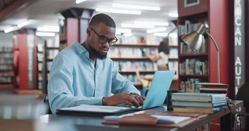 Étudiant, ordinateur portable et dactylographie dans la bibliothèque avec un homme pour l'éducation, les devoirs