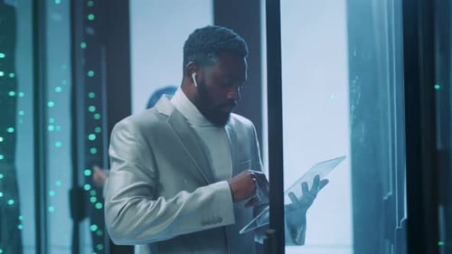 Eine fokussierte Führungskraft in einer modernen Büroumgebung bewertet holographische Dashboards und Live-Datenströme