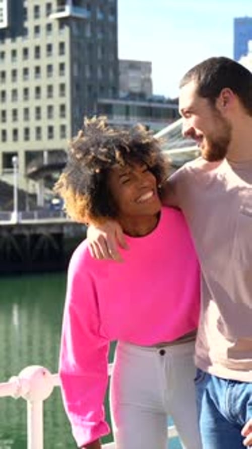 Amigos multirraciais nas ruas da cidade, conceito de estilo de vida, caminhando à beira do rio