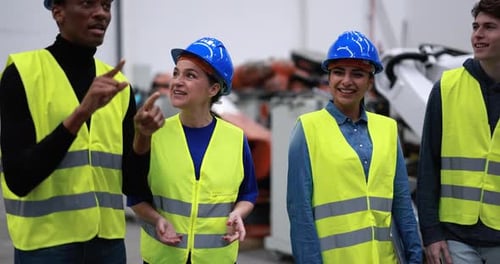 Gemischtrassige Ingenieure, die in einer Roboterfabrik arbeiten