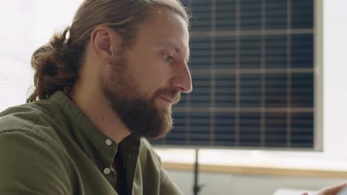 Porträt eines Geschäftsmannes mit Tablet im Büro mit Sonnenkollektoren