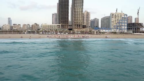 Toma con un Zumbido de un edificio junto a la costa