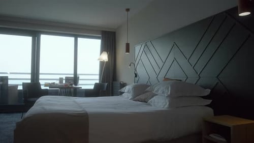 Habitación de hotel 4K, cama y desayuno, cámara lenta, b-roll