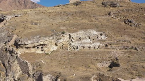Vue aérienne des montagnes contenant des grottes