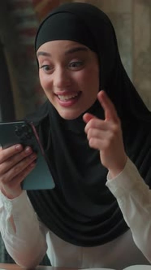 Muslimische islamische Geschäftsfrau im Hijab Geschäftsfrau Mädchen Nachdenkliches Tippen Scrollen Handy