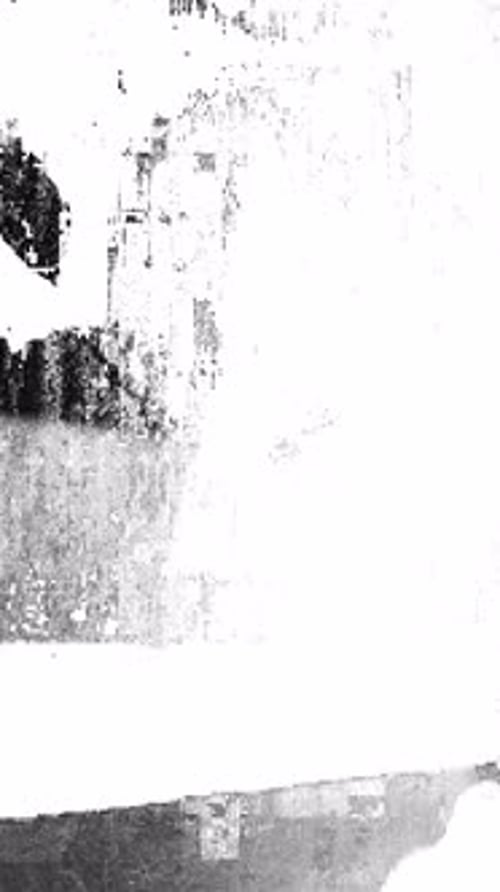 Superposición vertical Cinemática Grunge Glitch con polvo, arañazos y ruido