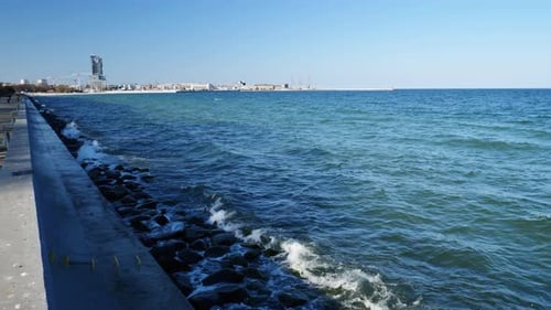 Ralenti de la mer Baltique avec le port de Gdynia, en Pologne, en arrière-plan.
