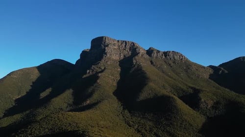 Orbitre aérienne d'une imposante montagne rocheuse dans l'outback australien