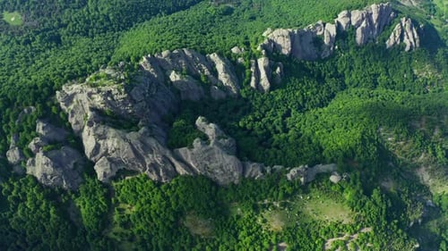 Vue aérienne du rocher de Karadzhov entouré de montagnes verdoyantes des Rhodopes en été - Bulga