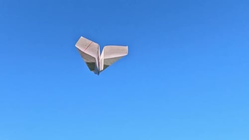 Selbstgemachtes Spielzeugflugzeug fliegt über den klaren blauen Himmel