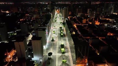 Paisagem noturna da Avenida Presidente Vargas, no centro do Rio de Janeiro, Brasil