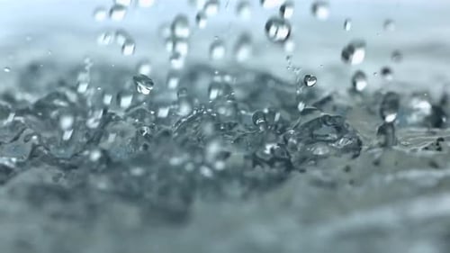 Ralentissement des précipitations, images HD de fortes gouttes de pluie tombant