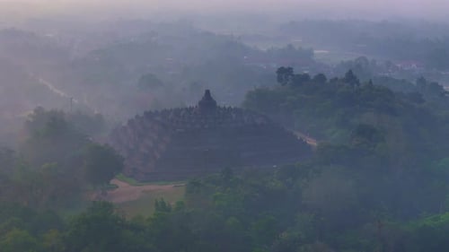 Landschaft des Borobudur-Tempels am nebligen Morgen