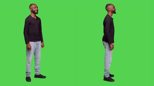 Afroamerikanische Person lächelt im Studio und posiert