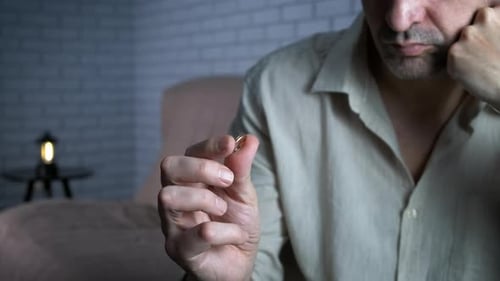 Gefühle eines unglücklichen Mannes nach der Scheidung drinnen