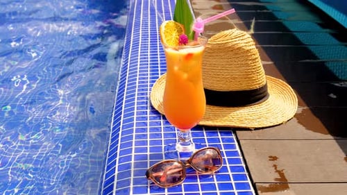 Cocktail in der Nähe des Pools Selective Focus