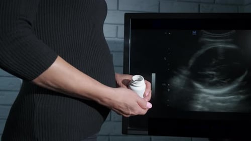 Una mujer que aborta sostiene píldoras anticonceptivas