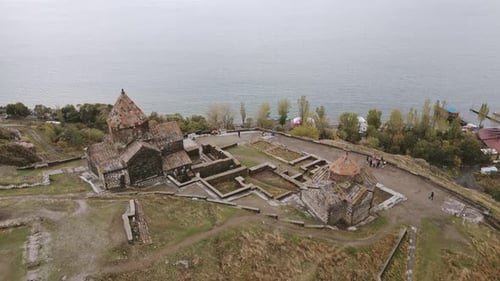 Der Klosterkomplex Sevanavank und der Sewansee (Tilt Up)