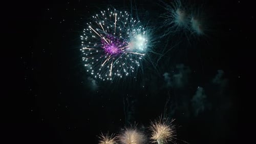 Nahtlose Schleife mit echtem Feuerwerkshintergrund, Feuerwerksfeier, glühende Feuerwerksshow