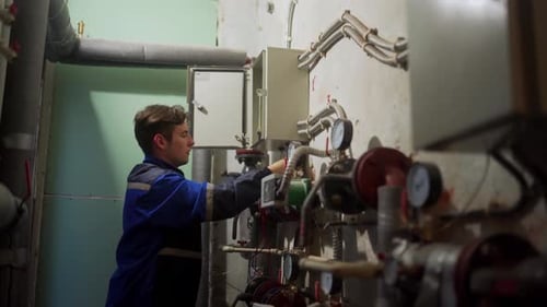 Elektriker inspiziert elektrischen Sicherungskasten Master in Uniform Verschraubung Schalttafel zu reparieren