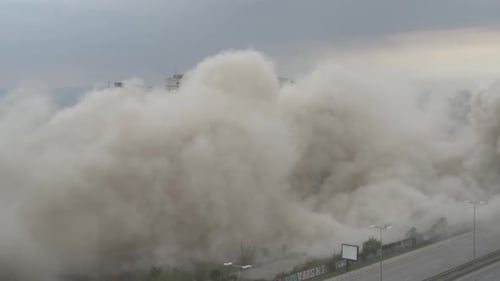 Vidéo en accéléré de la démolition et de l'explosion d'un bâtiment abandonné à Sofia, en Bulgarie