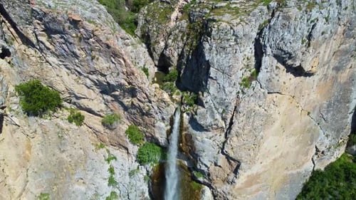 Cascade de haut en bas