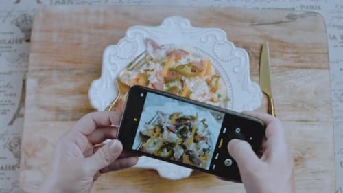 Tomar una foto de la ensalada con el teléfono Ensalada de papa y jalapeño con tocino Comida en el