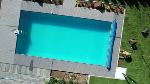 Nouvelle installation de gazon en gazon pour piscine d'arrière-cour réalisée par un paysagiste caucasien