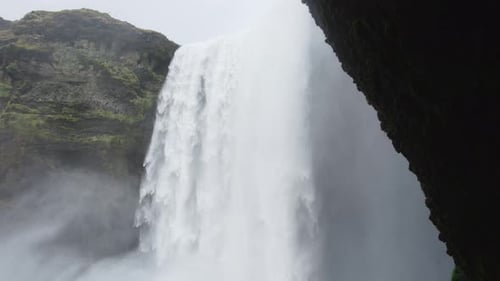 Cascada de Skogafoss en Islandia Agua que fluye a través de acantilados, famosa atracción, enorme río de montaña