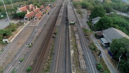 AERIAL DOLLY BACK Mehrere Linien von Bahngleisen verlassen einen Bahnhof