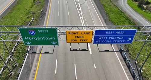 Saia para Morgantown West Virginia, Interstate Route 68. Centro de boas-vindas da área de descanso da Virgínia Ocidental. Aeri