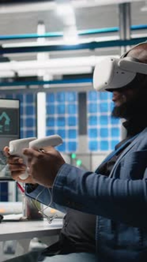 Vidéo verticale Un expert en photovoltaïque noir utilise des lunettes VR pour assembler des cellules solaires numériques