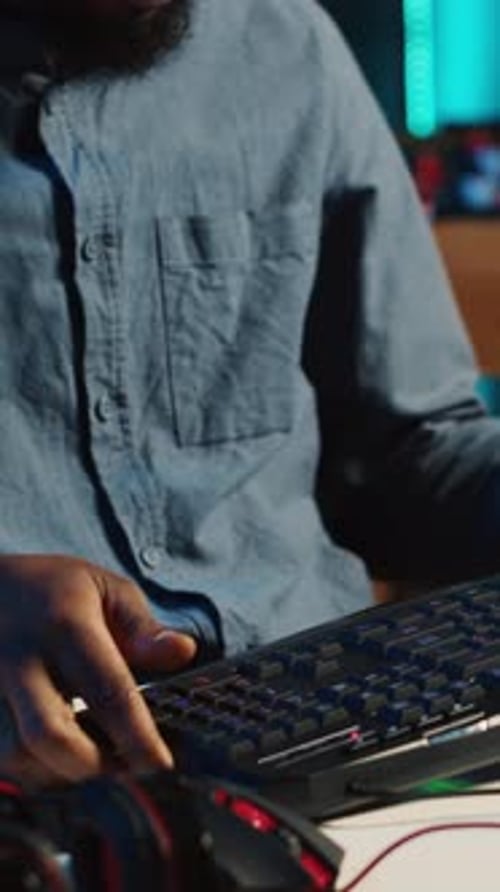 Vertical Video Media Star Reviews Keyboard in Studio