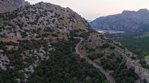 Sinuoso paso de montaña a través de un verde paisaje rocoso, Zumbido aéreo