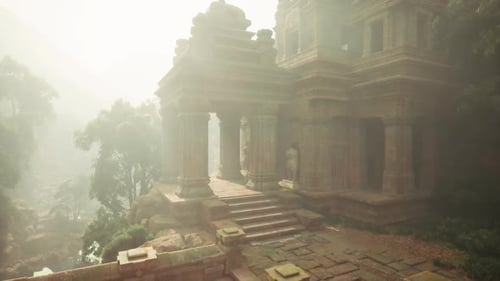 Ancien temple enveloppé de brume dans la jungle du Myanmar à l'aube