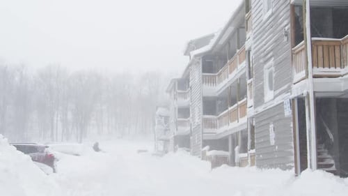 Der Schnee von Blizzard in the City bedeckt Holzhäuser in Dartmouth, Kanada