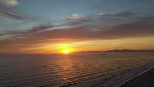 Plage pittoresque au coucher du soleil avec un ciel spectaculaire - prise de vue aérienne par Drone
